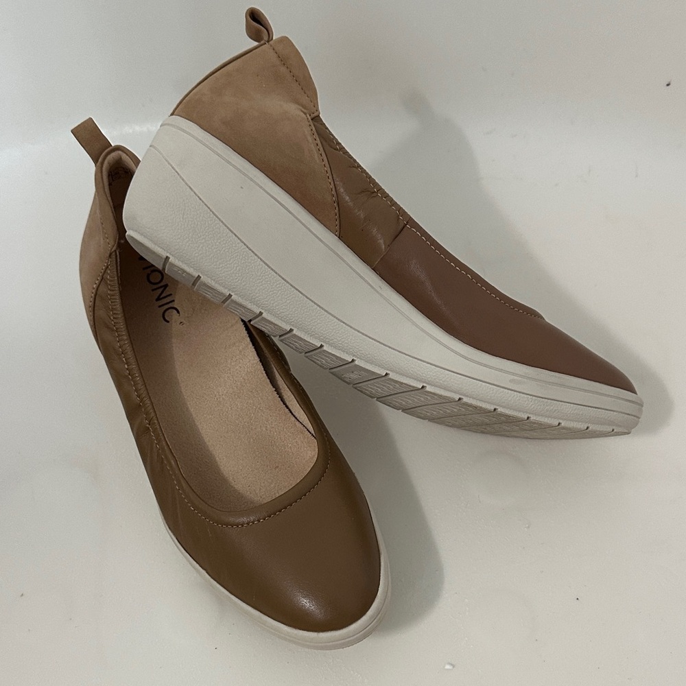 Vionic Women's Tan and Cream Loafers